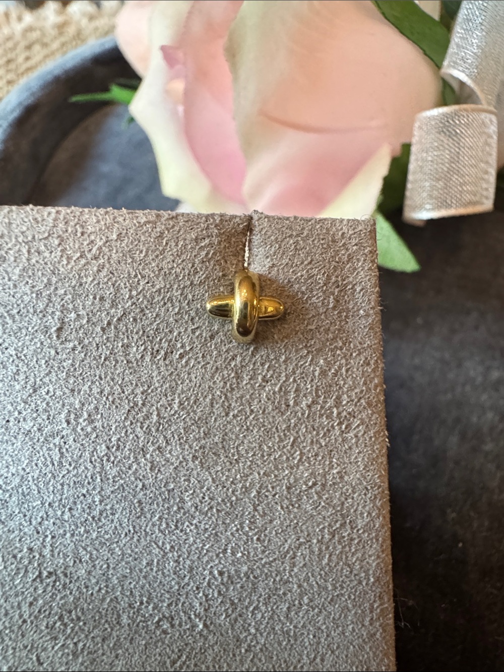 Tiffany 18K SINGLE Stitch Earring. - Picture 2 of 7